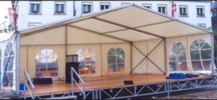 Zelt mit erhöhter Bühne